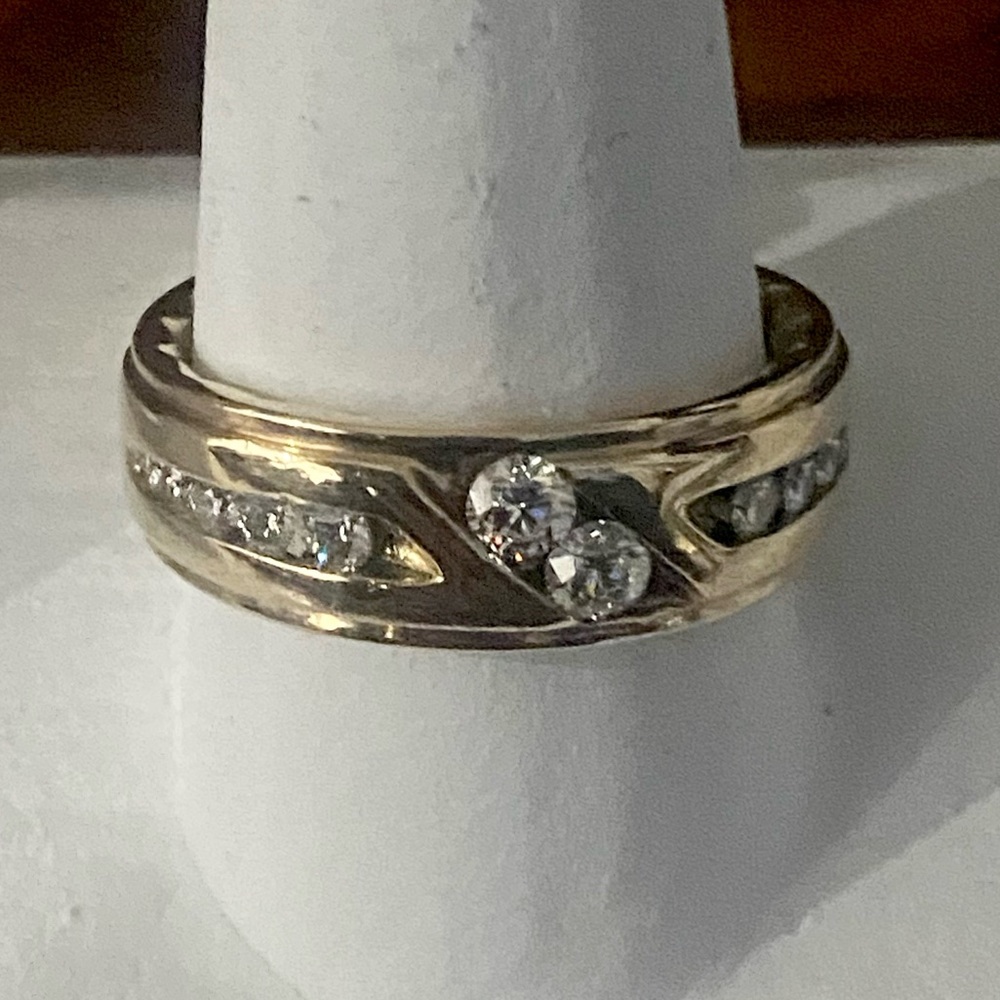 Gorgeous Men’s Gold and beautiful Diamond Ring Size 11